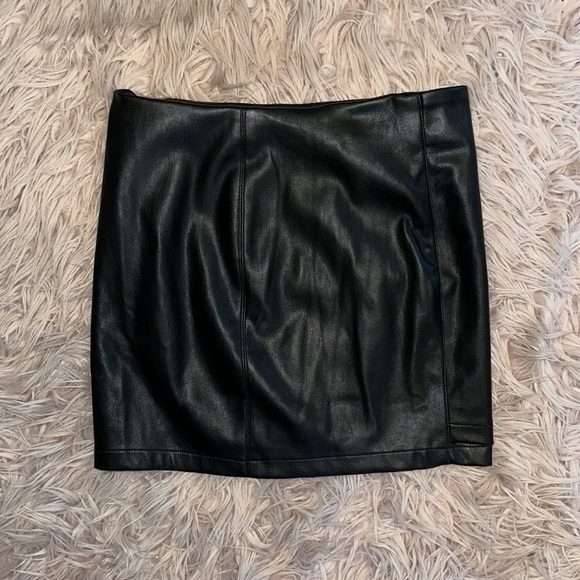 Lulu’s Leather Zip Up Skirt - Picture 2 of 3